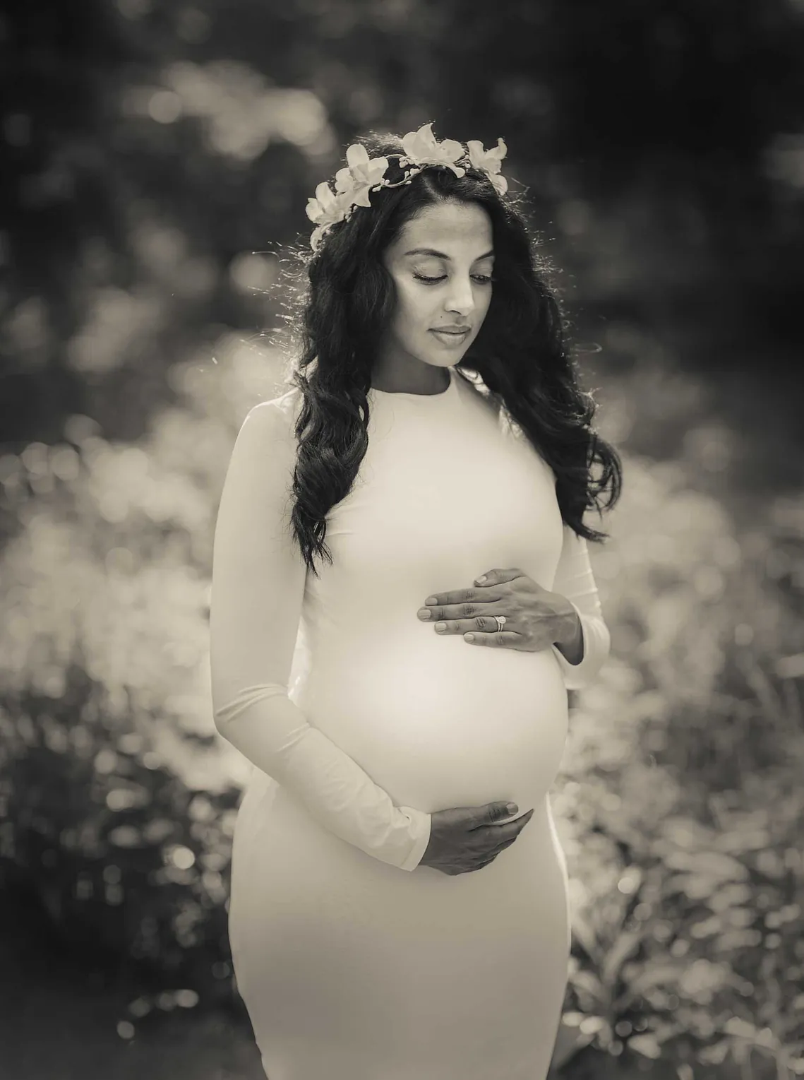 Gravid kvinne fotografer i naturen