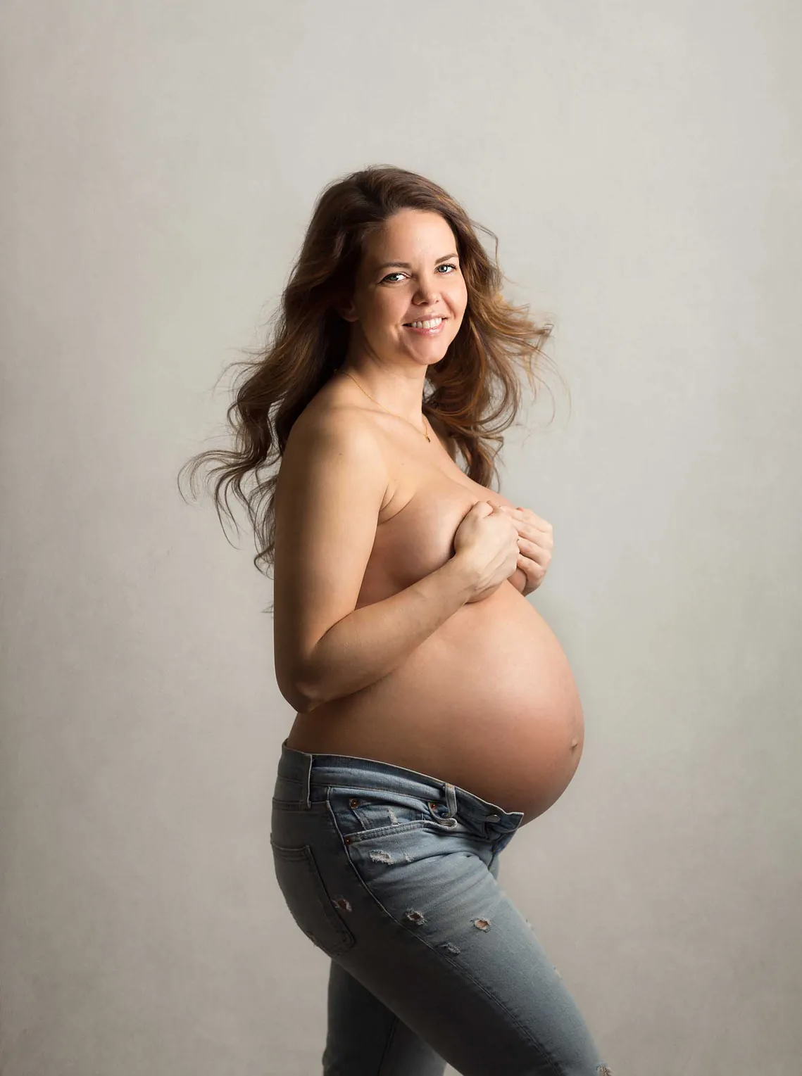 Gravid brunette i jeans