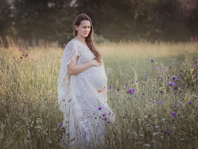 Gravid kvinne i blomstereng