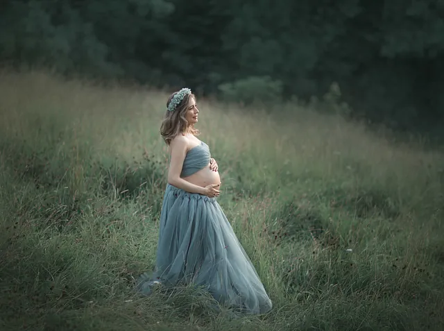 Gravid kvinne med blomsterkrans