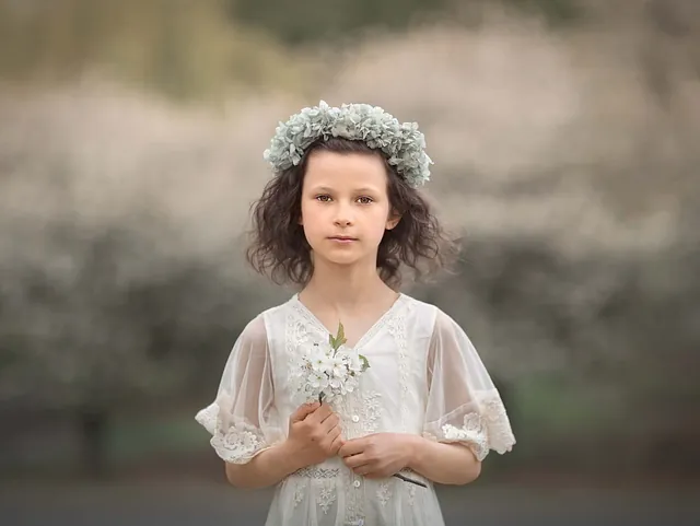 Jente med krans og blomster