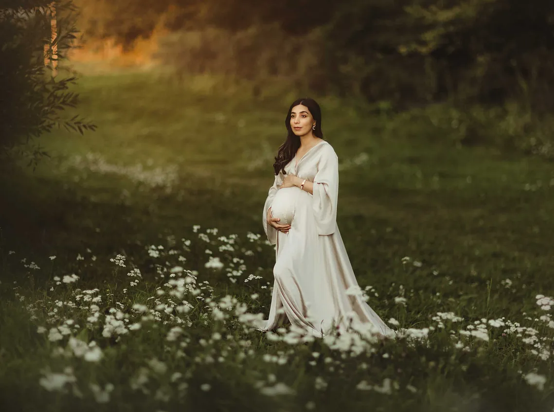 Gravid kvinne holder om magen