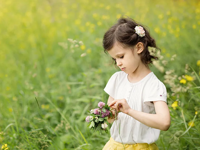 Jente med blomster