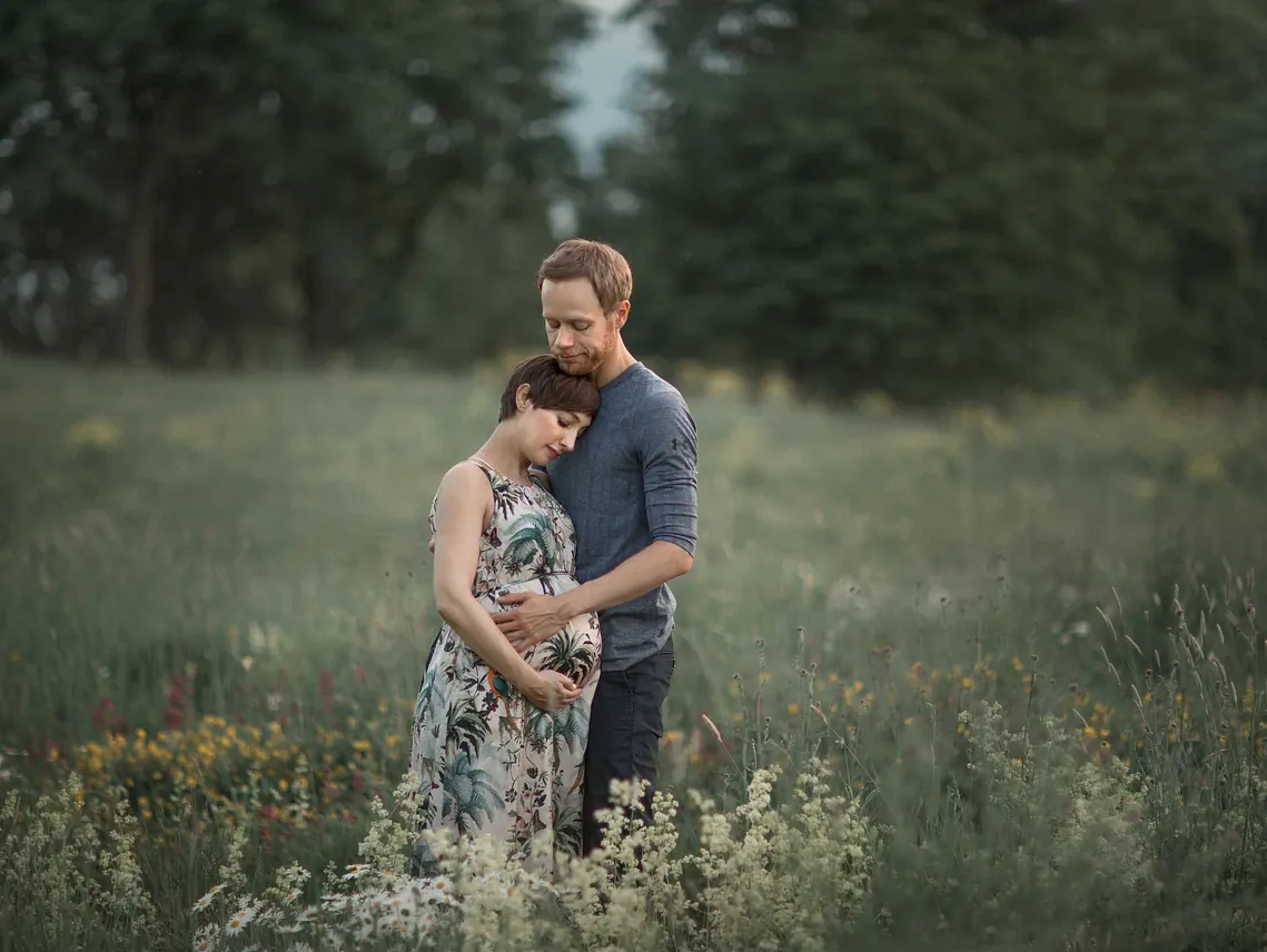 Kvinne og mann i blomstereng